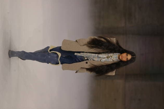 PFW - Chloe Runway A model walks the runway during the Chloe Womenswear Fall Winter 2026-2027 show as part of Paris Fashion Week on March 04, 2026 in Paris, France. Photo by Alain Gil Gonzalez ABACAPRESS.COM Paris France  Copyright: xGonzalezxAlain-Gil ABACAx