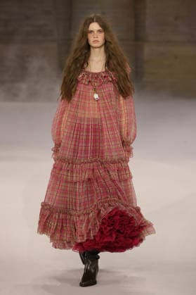 PFW - Chloe Runway A model walks the runway during the Chloe Womenswear Fall Winter 2026-2027 show as part of Paris Fashion Week on March 04, 2026 in Paris, France. Photo by Alain Gil Gonzalez ABACAPRESS.COM Paris France  Copyright: xGonzalezxAlain-Gil ABACAx