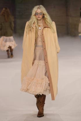 PFW - Chloe Runway A model walks the runway during the Chloe Womenswear Fall Winter 2026-2027 show as part of Paris Fashion Week on March 04, 2026 in Paris, France. Photo by Alain Gil Gonzalez ABACAPRESS.COM Paris France  Copyright: xGonzalezxAlain-Gil ABACAx