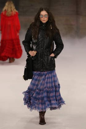 PFW - Chloe Runway A model walks the runway during the Chloe Womenswear Fall Winter 2026-2027 show as part of Paris Fashion Week on March 04, 2026 in Paris, France. Photo by Alain Gil Gonzalez ABACAPRESS.COM Paris France  Copyright: xGonzalezxAlain-Gil ABACAx