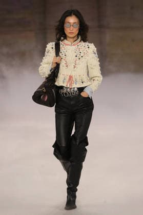 PFW - Chloe Runway A model walks the runway during the Chloe Womenswear Fall Winter 2026-2027 show as part of Paris Fashion Week on March 04, 2026 in Paris, France. Photo by Alain Gil Gonzalez ABACAPRESS.COM Paris France  Copyright: xGonzalezxAlain-Gil ABACAx