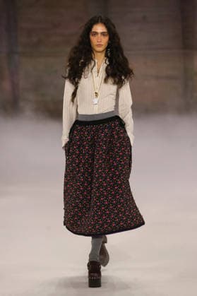 PFW - Chloe Runway A model walks the runway during the Chloe Womenswear Fall Winter 2026-2027 show as part of Paris Fashion Week on March 04, 2026 in Paris, France. Photo by Alain Gil Gonzalez ABACAPRESS.COM Paris France  Copyright: xGonzalezxAlain-Gil ABACAx