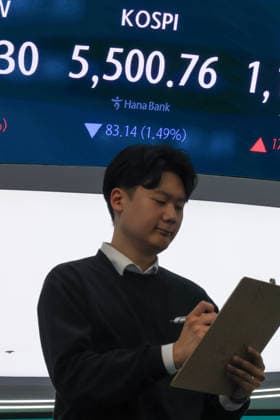 KOSPI falls KOSPI falls A financial data screen in the dealing room of Hana Bank in Seoul on March 6, 2026, shows the benchmark Korea Composite Stock Price Index having lost 83.14 points, or 1.49 percent, to reach an intraday low of 5,500.76 during morning trading. South Korean stocks started lower after a 10 percent gain the previous session as a prolonged Iran crisis rekindled oil supply woes. (Yonhap) 2026-03-06 10:39:43 < 1980-2026 YONHAPNEWS AGENCY. .> ¼­¿ïÆ¯º°½Ã EDITORIAL USE ONLY  Copyright: xx PYH2026030604390031500 YonhapxNewsx yonphotos250280