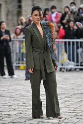 PFW Loewe Outside Arrivals Guest arriving at the Loewe show during Fashion Week in Paris, France on March 6, 2026. Photo by Julien Reynaud APS-Medias ABACAPRESS.COM Paris France Copyright: xReynaudxJulien APS-Medias ABACAx