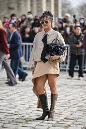 PFW Loewe Outside Arrivals Guest arriving at the Loewe show during Fashion Week in Paris, France on March 6, 2026. Photo by Julien Reynaud APS-Medias ABACAPRESS.COM Paris France Copyright: xReynaudxJulien APS-Medias ABACAx