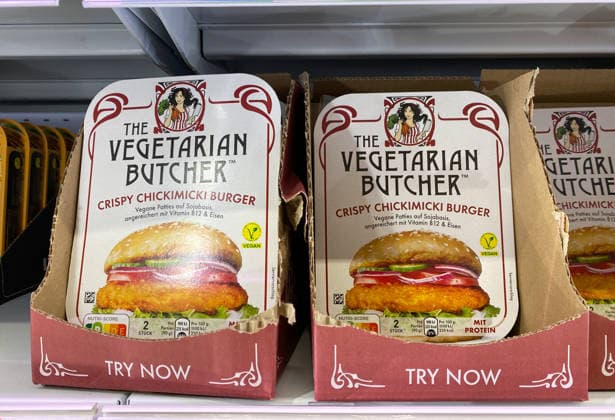 06 03 2026, Germany, NRW, Vegetarian and vegan meat substitutes, The EU draws a surprising line in the naming of plant-based products, The term veggie burger is allowed, but vegan bacon is not, Soy-based vegan patties, Germany Copyright: xD.xKerlekin SnowfieldxPhotographyx SF060326VegBurgerD2