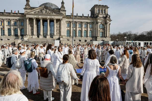 Women in white Women in white , Women dare peace , demonstrate for peace on International Womens Day at the Reichstag, Berlin, 08 03 2026 Berlin Berlin Germany