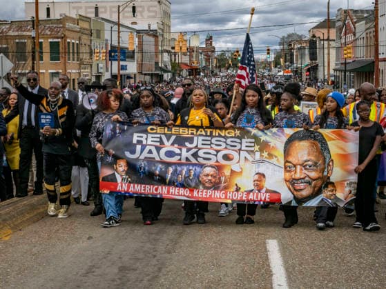 News Bilder des Tages #2 March 8, 2026, Selma, Alabama, USA: Voting rights leaders, politicians, and thousands committed to voting rights put boots on the ground to cross the Edmund Pettus Bridge in Selma during the 61st annual Jubilee Bridge Crossing. This years crossing honored the late civil rights icon Rev. Jesse Jackson, who had participated in the march since the beginning. Selma USA - ZUMAd155 20260308_znp_d155_001 Copyright: xSuexDorfmanx