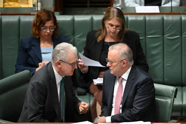 QUESTION TIME, Australian Prime Minister Anthony Albanese speaks to Australian Home Affairs Minister Tony Burke during Question Time in the House of Representatives at Parliament House in Canberra, Tuesday, March 10, 2026. ( NO ARCHIVING CANBERRA AUSTRALIAN CAPITAL TERRITORY AUSTRALIA  Copyright: xLUKASxCOCHx 20260310175006504818
