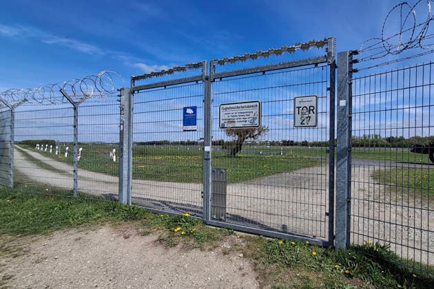 Stock photos 03 2026 Fence with barbed wire at Hamburg Airport Hamburg Germany Copyright: xLobeca RalfxHomburgx