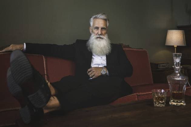 Stilvoller und gutaussehender bärtiger älterer Mann, der Whiskey trinkt Stylish and handsome bearded senior man drinking whiskey Copyright: imageBROKER blackday ibxiqx16981032.jpg ,model released, Symbolfoto ,property released