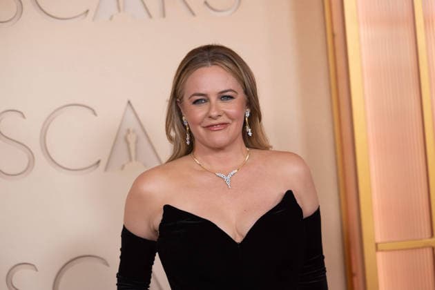 Alicia Silverstone arrives on the red carpet of the 98th OscarsÂ® at the DolbyÂ® Theatre at Ovation Hollywood on Sunday, March 15, 2026. Los Angeles CA USA  35008044PLX