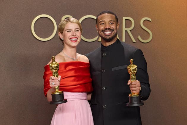March 16, 2026, Hollywood, California, USA: Jessie Buckley and Michael B. Jordan pose backstage with their Oscars during the 98th Oscars at Dolby Theatre at Ovation Hollywood on Sunday. Hollywood USA  - ZUMAz03_ 20260316_zah_z03_016 Copyright: xEtiennexLaurentx