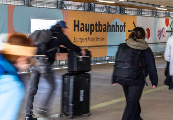 Long distances for travelers Due to construction work at Stuttgart Central Station, passengers have to take long detours Critics mock the long-distance hiking trail at the station 13 03 2026, Stuttgart, Baden-Württemberg, Germany