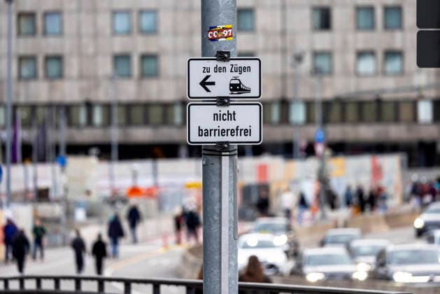 Long distances for travelers Due to construction work at Stuttgart Central Station, passengers have to take long detours Critics mock the long-distance hiking trail at the station 13 03 2026, Stuttgart, Baden-Württemberg, Germany