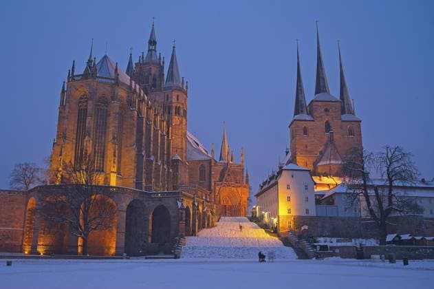 Domplatz in Erfurt mit Blick auf den schneebedeckten Dom und die Kirche Severi an einem Wintertag in der Blauen Stunde Cathedral Square in Erfurt with View to Snow Covered Cathedral and Church Severi at a Winter Day in the Blue Hour Copyright: imageBROKER Alexbuess ibxlie16490491.jpg