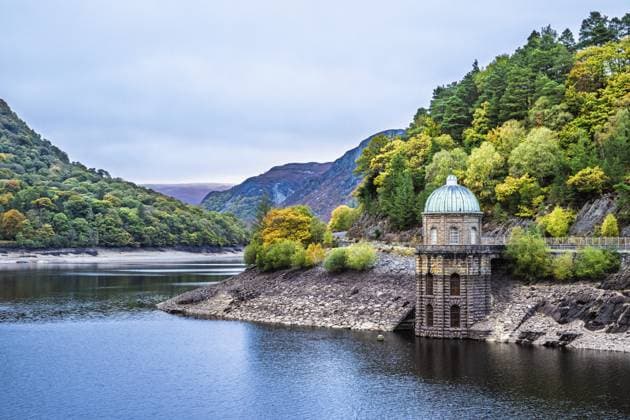 Herbstfarben über dem Garreg Ddu Dam, Elan Valley, Caban Coch Reservoir, Rhayader, Wales, Großbritannien Autumn colors over Garreg Ddu Dam, Elan Valley, Caban-Coch Reservoir, Rhayader, Wales, UK Copyright: imageBROKER MaciejxOlszewski ibxmao16727866.jpg