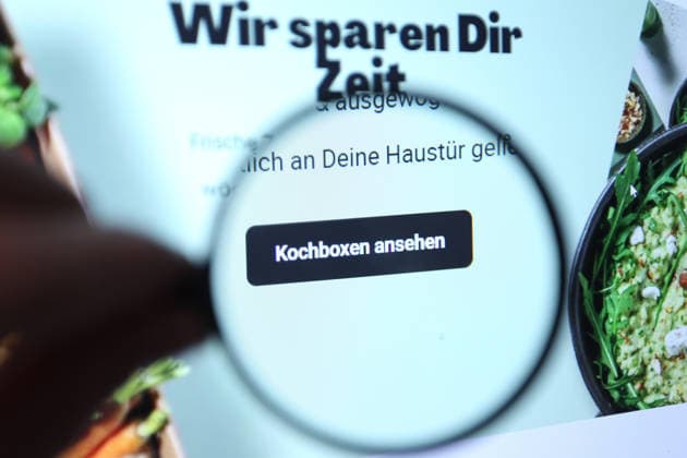 The HelloFresh SE website was called up on a laptop A magnifying glass points to the button that customers use to access the cooking boxes Symbolic image Symbolic image Schnelsen Hamburg