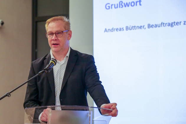 Oranienburg, 18 March 2026 Andreas Büttner, Anti-Semitism Commissioner of the State of Brandenburg, speaks at the event Antisemitism and memorials at the Sachsenhausen Memorial former concentration cam Copyright: xAlonxDavidx