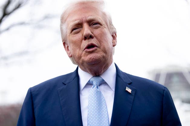 US President Donald J. Trump departs the White House to spend the weekend at Mar-a-Lago United States President Donald J Trump responds to a question from the news media as he prepares to board Marine One on the South Lawn of the White House in Washington, DC, USA, 20 March 2026. The President is scheduled to spend the weekend at his Mar-a-Lago Resort in Palm Beach, Florida. Credit: CNP AdMedia Washington District of Columbia United States of America EDITORIAL USE ONLY  Copyright: xx CNPx xAdMediax admphotostwo976624