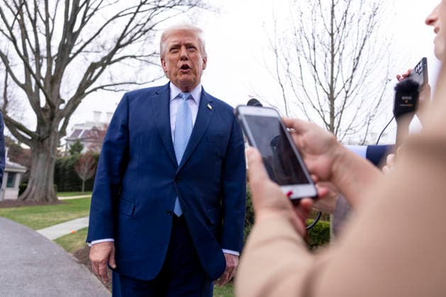 US President Donald J. Trump departs the White House to spend the weekend at Mar-a-Lago United States President Donald J Trump responds to a question from the news media as he prepares to board Marine One on the South Lawn of the White House in Washington, DC, USA, 20 March 2026. The President is scheduled to spend the weekend at his Mar-a-Lago Resort in Palm Beach, Florida. Credit: CNP AdMedia Washington District of Columbia United States of America EDITORIAL USE ONLY  Copyright: xx CNPx xAdMediax admphotostwo976630