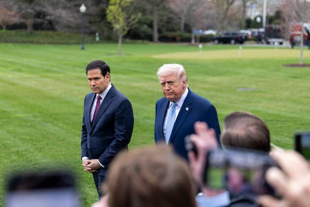 US President Donald J. Trump departs the White House to spend the weekend at Mar-a-Lago United States President Donald J Trump, with US Secretary of State Marco Rubio, responds to a question from the news media as they prepare to board Marine One on the South Lawn of the White House in Washington, DC, USA, 20 March 2026. The President is scheduled to spend the weekend at his Mar-a-Lago Resort in Palm Beach, Florida. Credit: CNP AdMedia Washington District of Columbia United States of America EDITORIAL USE ONLY  Copyright: xx CNPx xAdMediax admphotostwo976634