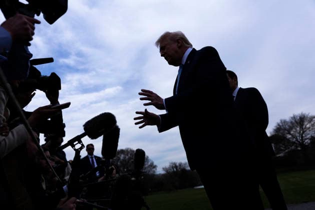 US President Donald J. Trump departs the White House to spend the weekend at Mar-a-Lago United States President Donald J Trump, with US Secretary of State Marco Rubio, responds to a question from the news media as they prepare to board Marine One on the South Lawn of the White House in Washington, DC, USA, 20 March 2026. The President is scheduled to spend the weekend at his Mar-a-Lago Resort in Palm Beach, Florida. Credit: CNP AdMedia Washington District of Columbia United States of America EDITORIAL USE ONLY  Copyright: xx CNPx xAdMediax admphotostwo976638