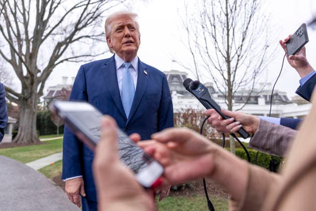 US President Donald J. Trump departs the White House to spend the weekend at Mar-a-Lago United States President Donald J Trump responds to a question from the news media as he prepares to board Marine One on the South Lawn of the White House in Washington, DC, USA, 20 March 2026. The President is scheduled to spend the weekend at his Mar-a-Lago Resort in Palm Beach, Florida. Credit: CNP AdMedia Washington District of Columbia United States of America EDITORIAL USE ONLY  Copyright: xx CNPx xAdMediax admphotostwo976646