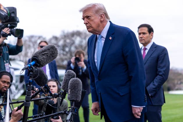 US President Donald J. Trump departs the White House to spend the weekend at Mar-a-Lago United States President Donald J Trump, with US Secretary of State Marco Rubio, responds to a question from the news media as they prepare to board Marine One on the South Lawn of the White House in Washington, DC, USA, 20 March 2026. The President is scheduled to spend the weekend at his Mar-a-Lago Resort in Palm Beach, Florida. Credit: CNP AdMedia Washington District of Columbia United States of America EDITORIAL USE ONLY  Copyright: xx CNPx xAdMediax admphotostwo976648