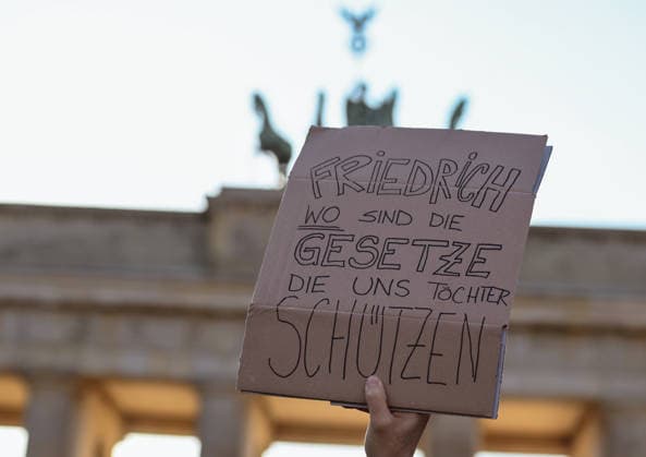 22 03 2026, xlakx, Demonstration, Against sexualized digital violence Solidarity with all victims v l A poster with the inscription Friedrich wo sind die Gesetzte die uns Töchter schützen at the demonstration in Berlin Berlin Daniel Lakomski