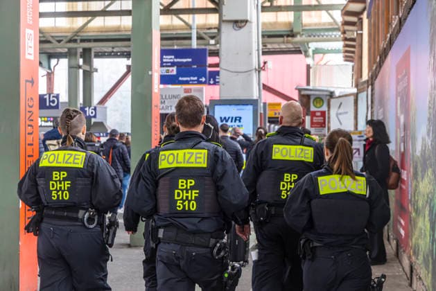 Stuttgart Central Station Police officers provide security 21 03 2026, Stuttgart, Baden Württemberg, Germany