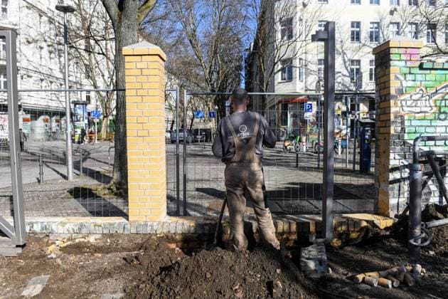 Görlitzer Park fence FOR EDITORIAL PURPOSES ONLY EDITORIAL USE ONLY p On February 26, 2026, construction is underway on the future fence in Görlitzer Park in Berlin Kreuzberg Germany Berlin Berlin Berlin Copyright SergejxGlanze Copyright: SergejxGlanze doc84qrxl7lidw1m7p2maf ,EDITORIAL USE ONLY Copyright: SergejxGlanze