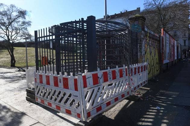 Görlitzer Park fence FOR EDITORIAL PURPOSES ONLY EDITORIAL USE ONLY p On February 26, 2026, construction is underway on the future fence in Görlitzer Park in Berlin Kreuzberg Germany Berlin Berlin Berlin Copyright SergejxGlanze Copyright: SergejxGlanze doc84qrxnm2qsp16nwcep28 ,EDITORIAL USE ONLY Copyright: SergejxGlanze