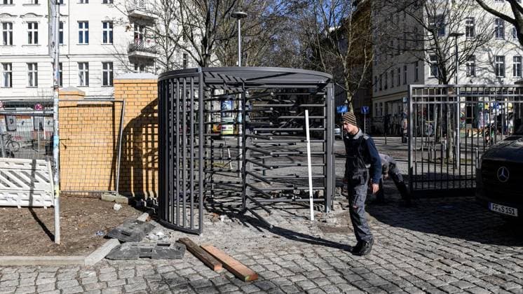 Görlitzer Park fence FOR EDITORIAL PURPOSES ONLY EDITORIAL USE ONLY p On February 26, 2026, construction is underway on the future fence in Görlitzer Park in Berlin Kreuzberg Germany Berlin Berlin Berlin Copyright SergejxGlanze Copyright: SergejxGlanze doc84qrxpygcmxb9ajznbp ,EDITORIAL USE ONLY Copyright: SergejxGlanze