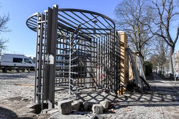Görlitzer Park fence FOR EDITORIAL PURPOSES ONLY EDITORIAL USE ONLY p On February 26, 2026, construction is underway on the future fence in Görlitzer Park in Berlin Kreuzberg Germany Berlin Berlin Berlin Copyright SergejxGlanze Copyright: SergejxGlanze doc84qrygbc8pd1neqj4ovw ,EDITORIAL USE ONLY Copyright: SergejxGlanze