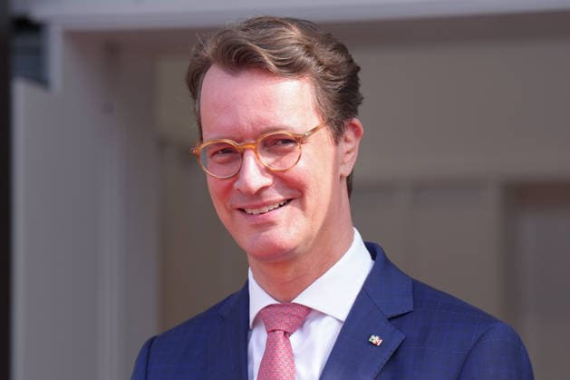 NRW State Premier Wuest greets Queen SIlvia of Sweden NRW State Premier Hendrik Wuest in portrait in front of the NRW State Chancellery in, Duesseldorf, 23 03 2026 Duesseldorf NRW Germany
