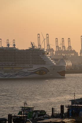 Germany, Hamburg cruise ship AIDAnova on the Elbe in front of containe Copyright: xStefanxTrochax