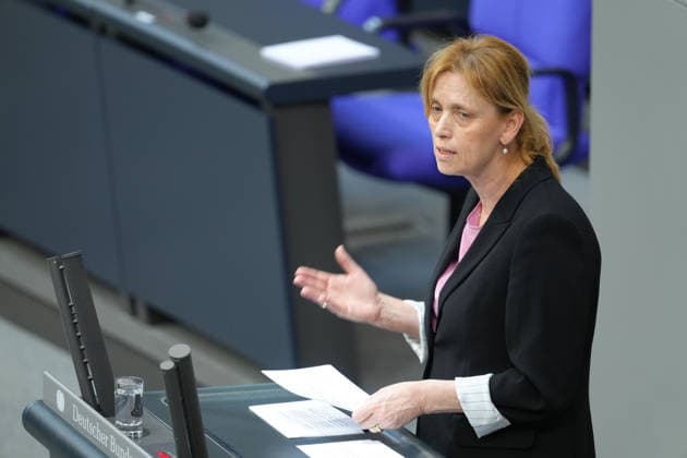 German Bundestag, 67th plenary session Karin Prien, Federal Minister of Education, Family Affairs, Senior Citizens, Women and Youth in portrait during her speech in the current hour on violence against women at the 67th session of the German Bundestag in Berlin, 25 03 2026 Berlin Berlin Germany