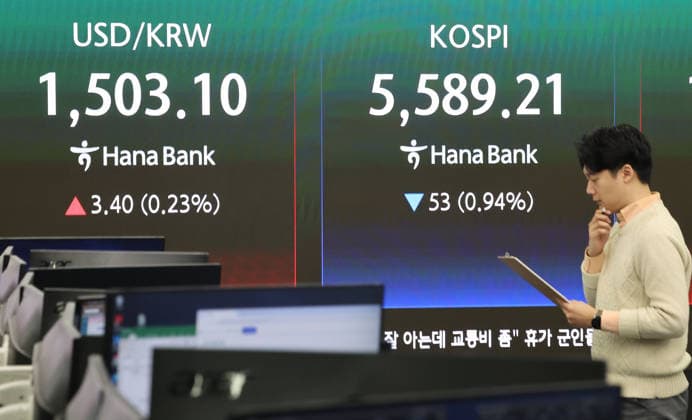 KOSPI falls KOSPI falls A financial data screen in the dealing room of Hana Bank in Seoul on March 26, 2026, shows the benchmark Korea Composite Stock Price Index having logged an intraday low of 5,589.21, down 0.94 percent from the previous session, in early trading. Seoul stocks opened lower, as investors weigh the prospects for peace talks between the United States and Iran. (Yonhap) 2026-03-26 09:38:18 < 1980-2026 YONHAPNEWS AGENCY. .> ¼­¿ïÆ¯º°½Ã EDITORIAL USE ONLY  Copyright: xx PYH2026032603940031500 YonhapxNewsx yonphotos250821