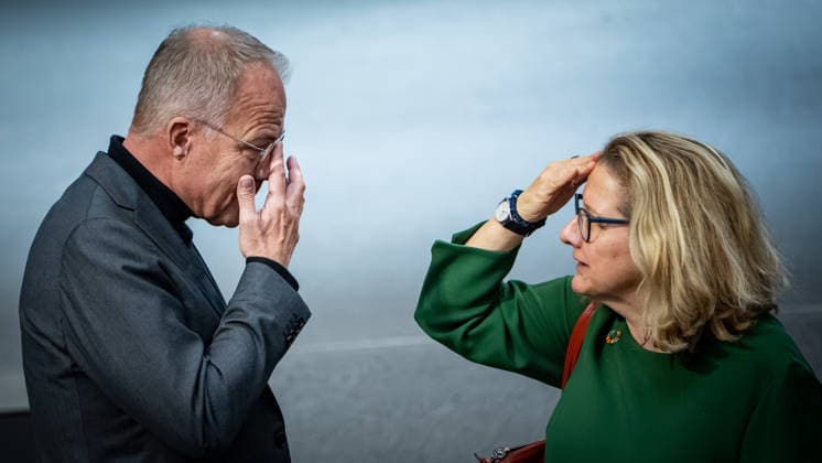Matthias Miersch, leader of the SPD parliamentary group and Svenja Schulze, SPD, former Federal Minister for Economic Cooperation and Development, in the German Bundestag Questioning of the Federal Government in the German Bundestag on 25 03 2026, Berlin Berlin Germany Bundestag