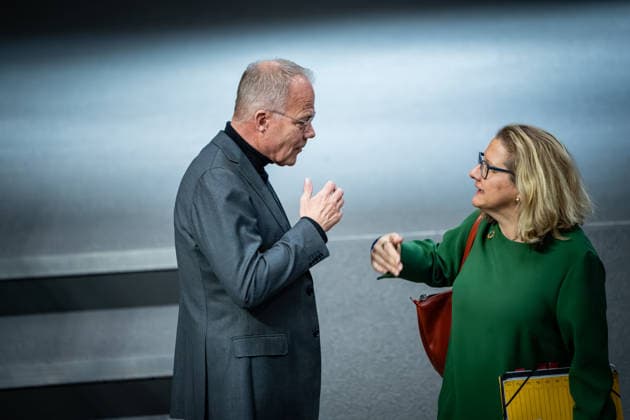 Matthias Miersch, leader of the SPD parliamentary group and Svenja Schulze, SPD, former Federal Minister for Economic Cooperation and Development, in the German Bundestag Questioning of the Federal Government in the German Bundestag on 25 03 2026, Berlin Berlin Germany Bundestag
