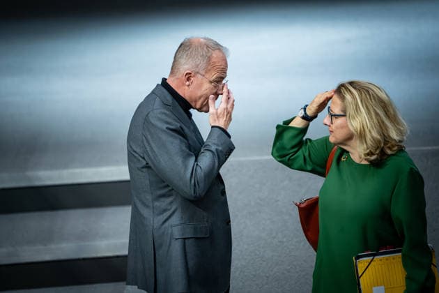 Matthias Miersch, leader of the SPD parliamentary group and Svenja Schulze, SPD, former Federal Minister for Economic Cooperation and Development, in the German Bundestag Questioning of the Federal Government in the German Bundestag on 25 03 2026, Berlin Berlin Germany Bundestag
