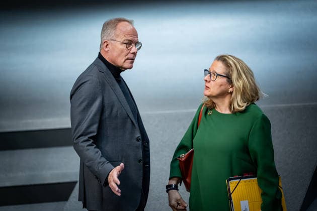 Matthias Miersch, leader of the SPD parliamentary group and Svenja Schulze, SPD, former Federal Minister for Economic Cooperation and Development, in the German Bundestag Questioning of the Federal Government in the German Bundestag on 25 03 2026, Berlin Berlin Germany Bundestag