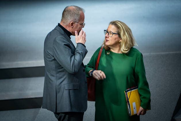 Matthias Miersch, leader of the SPD parliamentary group and Svenja Schulze, SPD, former Federal Minister for Economic Cooperation and Development, in the German Bundestag Questioning of the Federal Government in the German Bundestag on 25 03 2026, Berlin Berlin Germany Bundestag