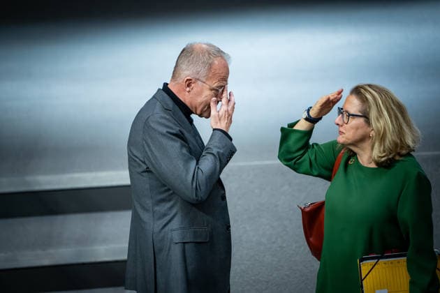 Matthias Miersch, leader of the SPD parliamentary group and Svenja Schulze, SPD, former Federal Minister for Economic Cooperation and Development, in the German Bundestag Questioning of the Federal Government in the German Bundestag on 25 03 2026, Berlin Berlin Germany Bundestag
