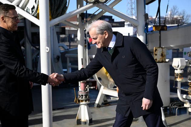 LKS 20260326 Finnish President Alexander Stubb and Norwegian Prime Minister Jonas Gahr Store shaking hands during visit at the Finnish Border Guard offshore patrol vessel Turva prior the Joint Expeditionary Force JEF Leaders’ Summit in Helsinki, Finland on March 26, 2026. The topics on the agenda include support from the JEF countries to Ukraine and the overall security situation in Europe. - HEIKKI SAUKKOMAA Helsinki Finland  Copyright: xHeikkixSaukkomaax UfErLwte43I