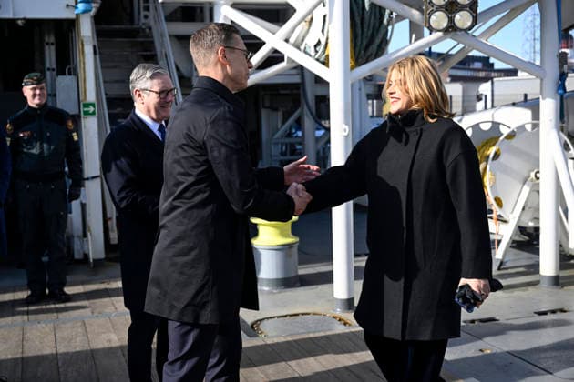 LKS 20260326 Finnish President Alexander Stubb (middle) and Latvian Prime Minister Evika Silina shaking hands and British Prime Minister Keir Starmer is on the left during visit at the Finnish Border Guard offshore patrol vessel Turva prior the Joint Expeditionary Force JEF Leaders’ Summit in Helsinki, Finland on March 26, 2026. The topics on the agenda include support from the JEF countries to Ukraine and the overall security situation in Europe. - HEIKKI SAUKKOMAA Helsinki Finland  Copyright: xHeikkixSaukkomaax vrPdoJtpswo