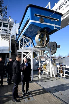 LKS 20260326 Finnish President Alexander Stubb (left) and British Prime Minister Keir Starmer during visit at the Finnish Border Guard offshore patrol vessel Turva prior the Joint Expeditionary Force JEF Leaders’ Summit in Helsinki, Finland on March 26, 2026. The topics on the agenda include support from the JEF countries to Ukraine and the overall security situation in Europe. - HEIKKI SAUKKOMAA Helsinki Finland  Copyright: xHeikkixSaukkomaax LW3e5MYm-5A