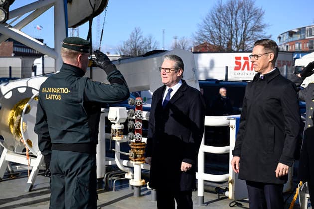 LKS 20260326 Finnish President Alexander Stubb (right) and BBritish Prime Minister Keir Starmer during visit at the Finnish Border Guard offshore patrol vessel Turva prior the Joint Expeditionary Force JEF Leaders’ Summit in Helsinki, Finland on March 26, 2026. The topics on the agenda include support from the JEF countries to Ukraine and the overall security situation in Europe. - HEIKKI SAUKKOMAA Helsinki Finland  Copyright: xHeikkixSaukkomaax 9mBM1_897Yc