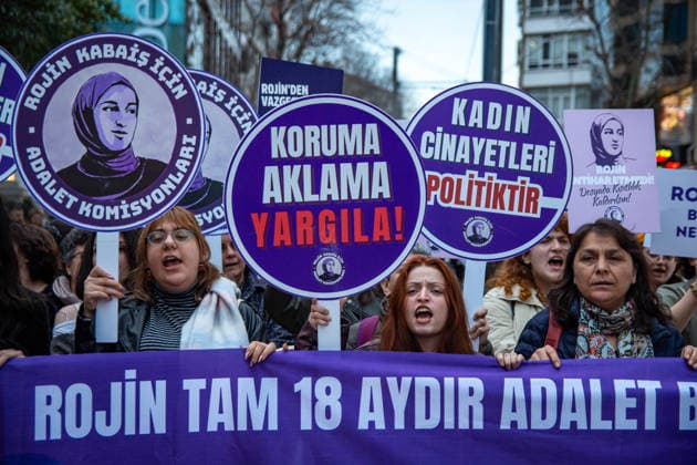 News Bilder des Tages March 27, 2026, Istanbul, Istanbul, Turkey: Members of the Justice Commissions for Rojin Kabais hold a press statement marking the 18th month since the suspicious death of Rojin Kabais, demanding an effective investigation and accountability. The group criticizes the lack of transparency, restricted access to the case file, delayed forensic processes, and alleged concealment of evidence. Protesters call for the immediate disclosure of DNA findings, the unlocking of Kabaisâ€⠢s mobile phone sent abroad for examination, and the prosecution of officials responsible for negligence. The statement emphasizes systemic impunity in cases of violence against women in Turkey and calls for justice, transparency, and protection of women s right to l - ZUMAt171 20260327_zip_t171_006 Copyright: xAbdullahxTepelix